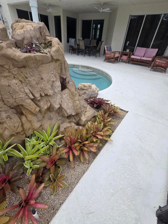 出租: $12,000 (4 贝兹, 3 浴室, 2779 平方英尺)