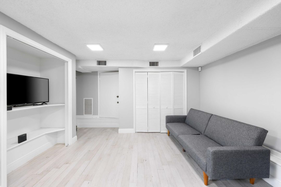 For Sale: $1,350,000 (6 beds, 4 baths, 3858 Square Feet)