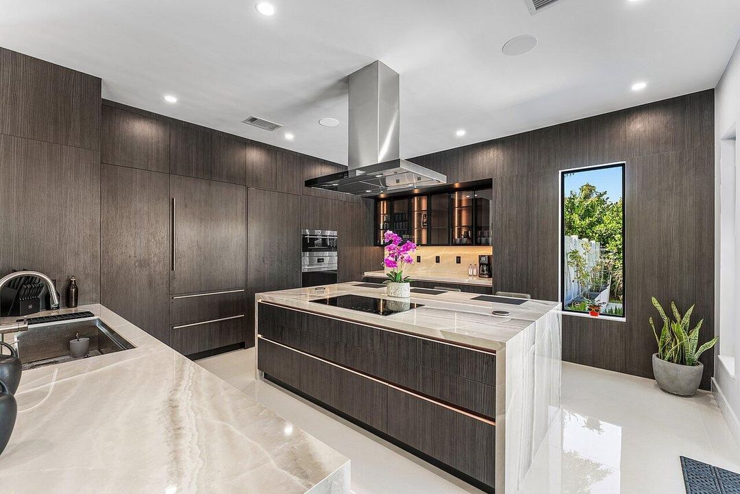 For Sale: $3,750,000 (5 beds, 4 baths, 4100 Square Feet)