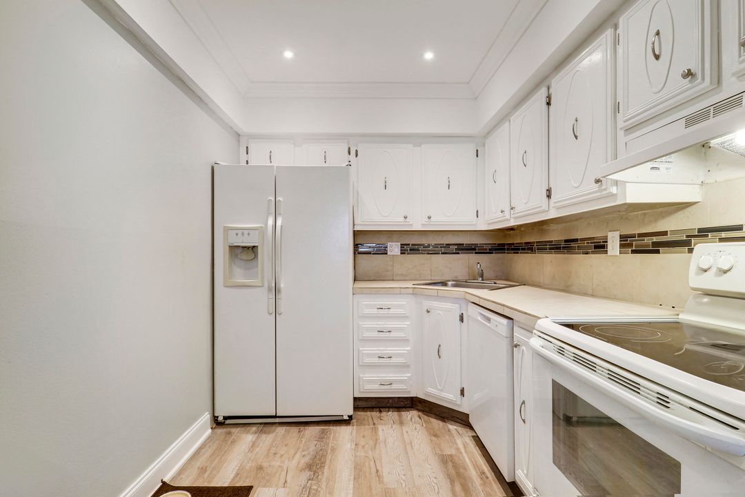 For Sale: $205,000 (2 beds, 1 baths, 820 Square Feet)