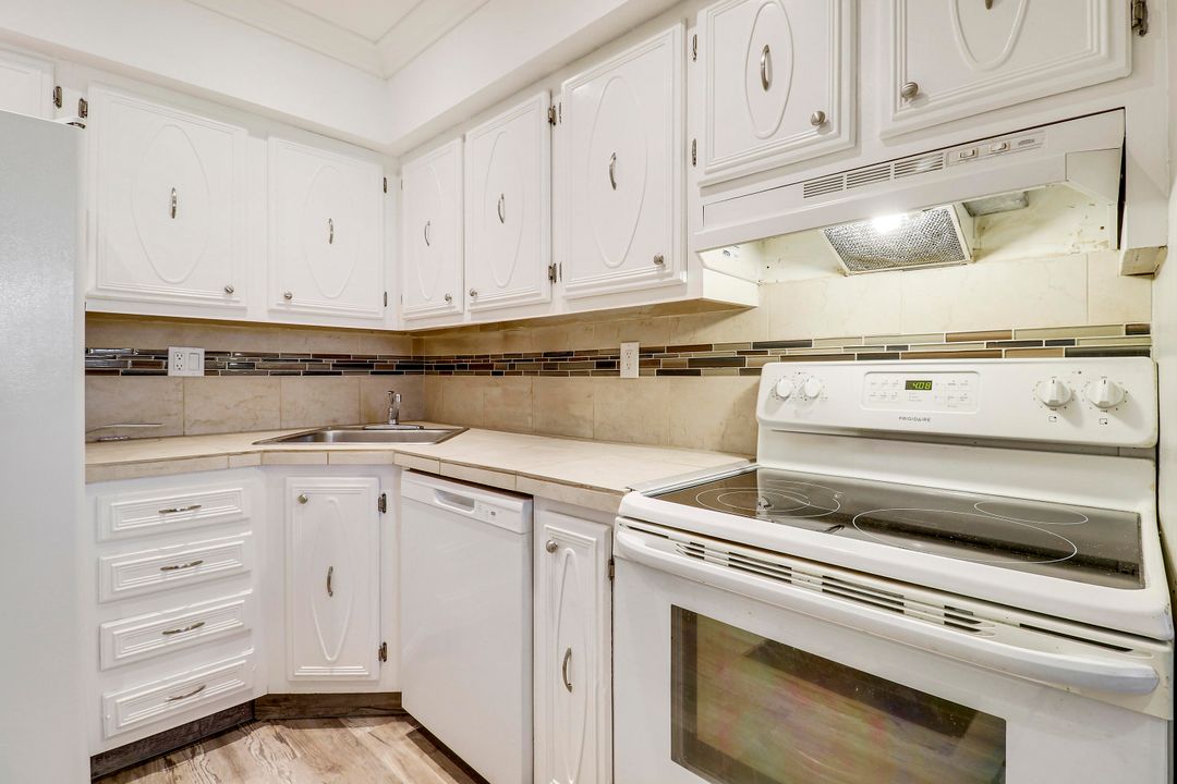 For Sale: $205,000 (2 beds, 1 baths, 820 Square Feet)