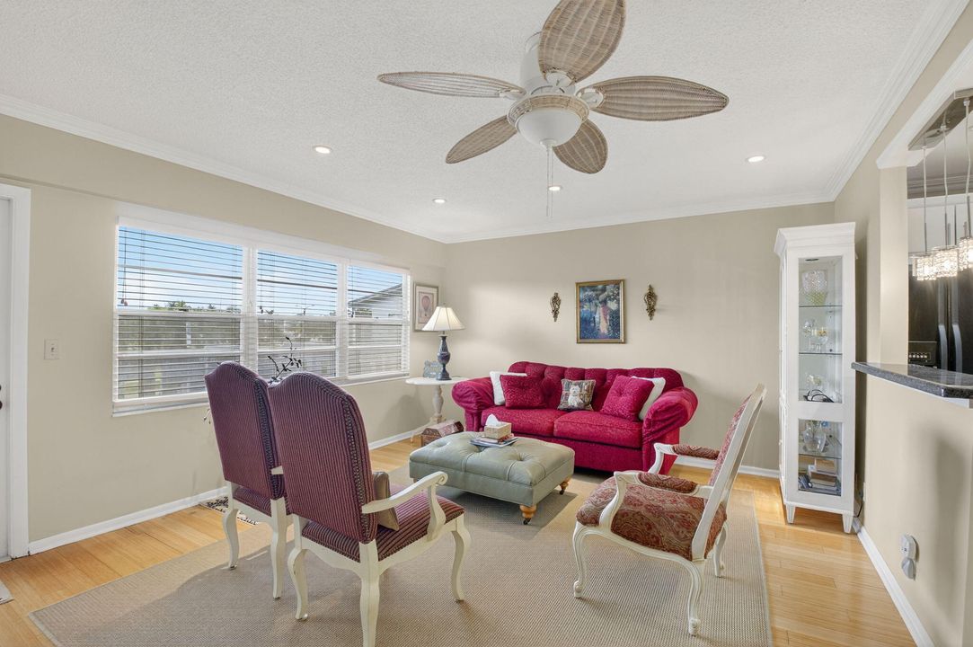 待售: $124,000 (1 贝兹, 1 浴室, 720 平方英尺)