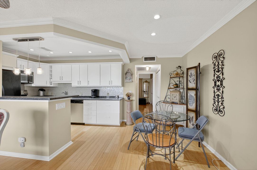 待售: $124,000 (1 贝兹, 1 浴室, 720 平方英尺)