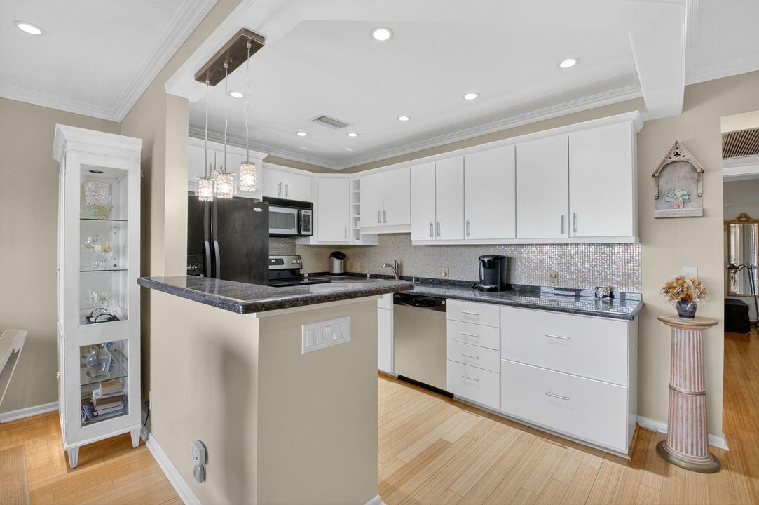 待售: $124,000 (1 贝兹, 1 浴室, 720 平方英尺)