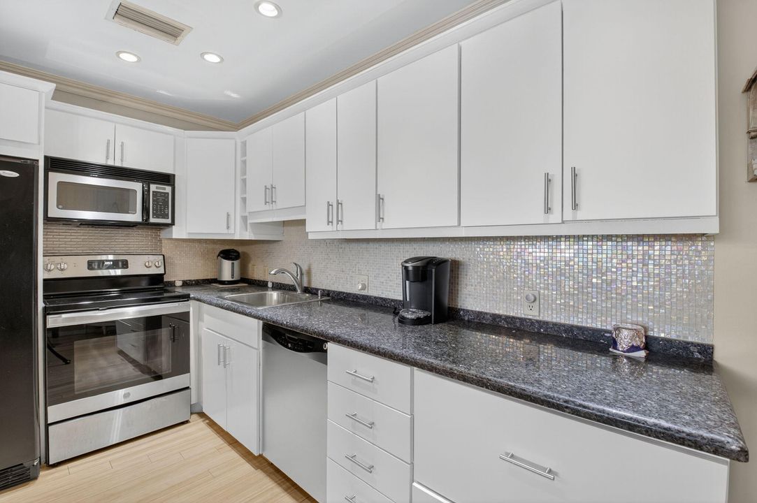 待售: $124,000 (1 贝兹, 1 浴室, 720 平方英尺)