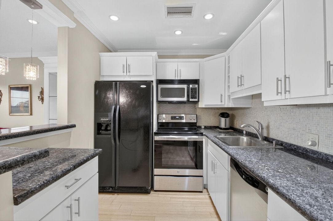 待售: $124,000 (1 贝兹, 1 浴室, 720 平方英尺)