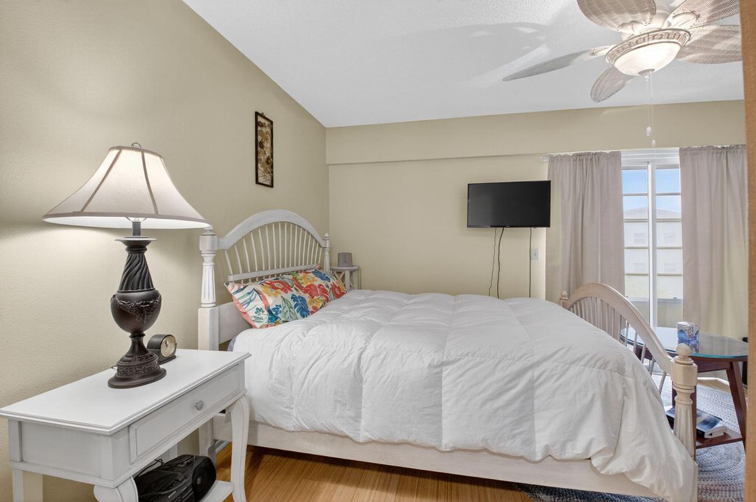 待售: $124,000 (1 贝兹, 1 浴室, 720 平方英尺)