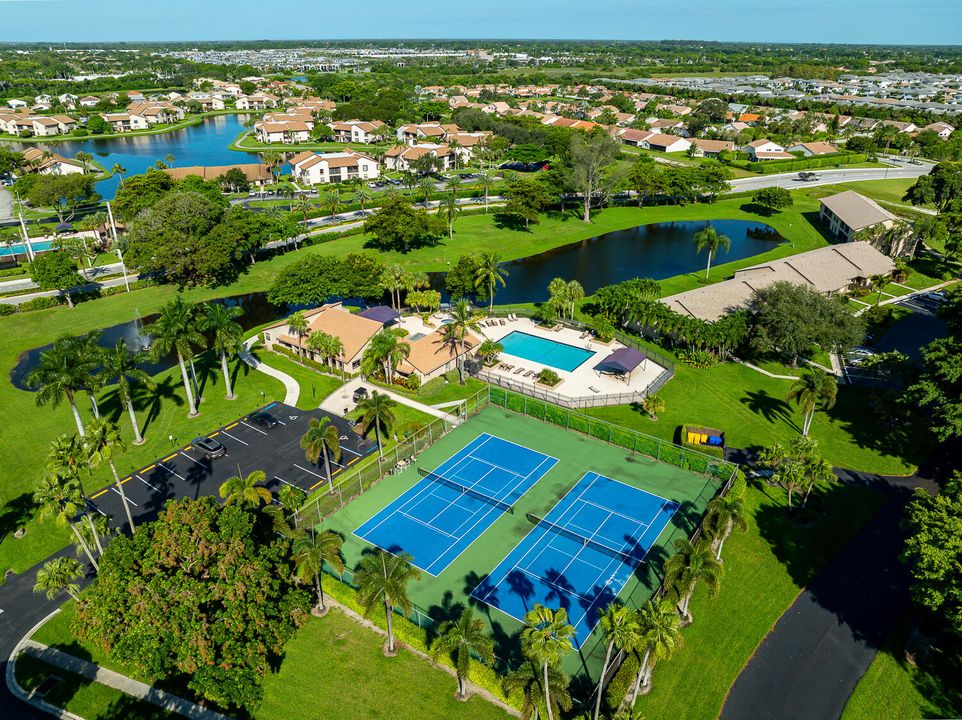 合同活跃: $309,900 (2 贝兹, 2 浴室, 964 平方英尺)