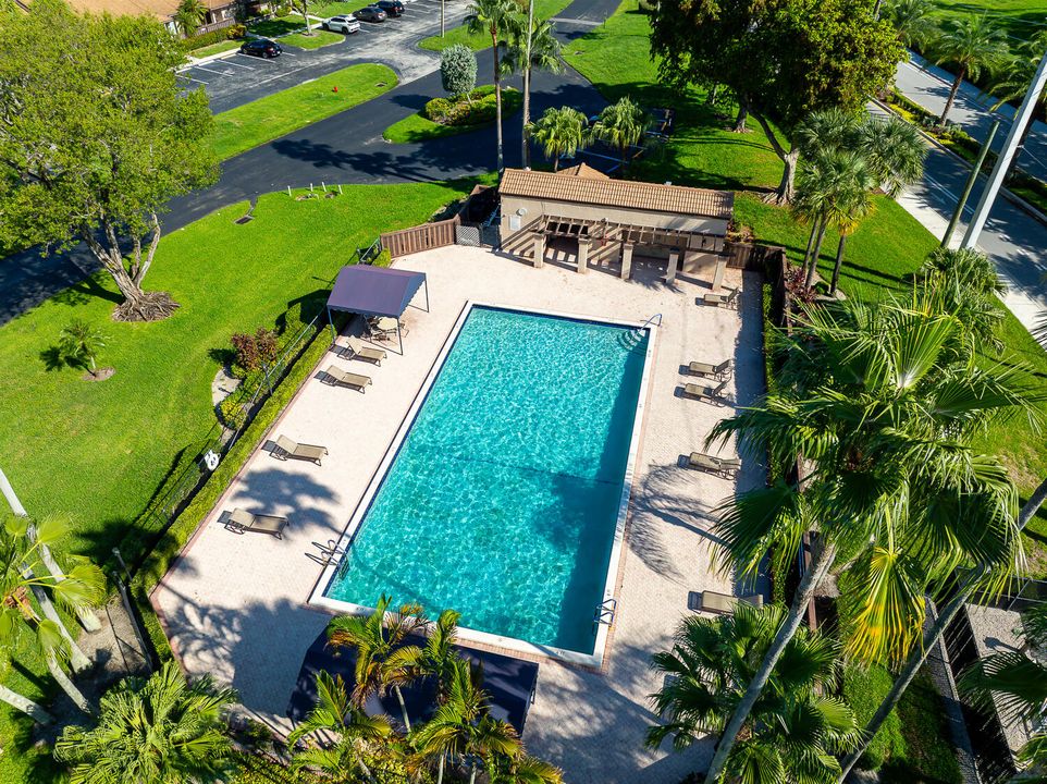 合同活跃: $309,900 (2 贝兹, 2 浴室, 964 平方英尺)