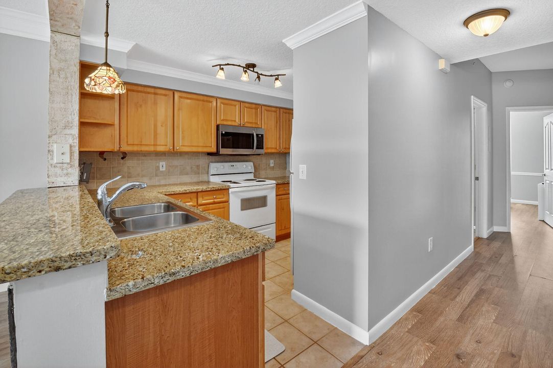 Active With Contract: $375,000 (2 beds, 2 baths, 1175 Square Feet)