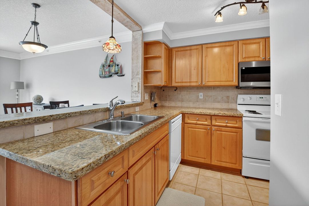 Active With Contract: $375,000 (2 beds, 2 baths, 1175 Square Feet)