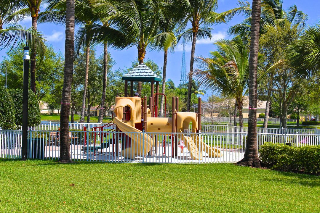 For Sale: $850,000 (5 beds, 4 baths, 2499 Square Feet)