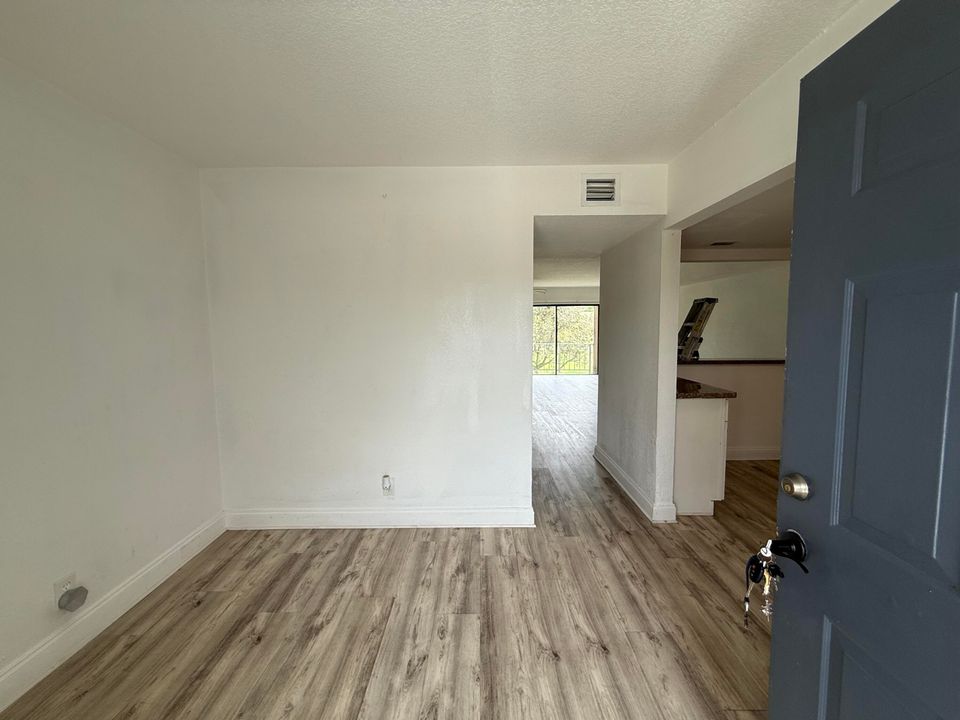 合同活跃: $200,000 (3 贝兹, 2 浴室, 1440 平方英尺)