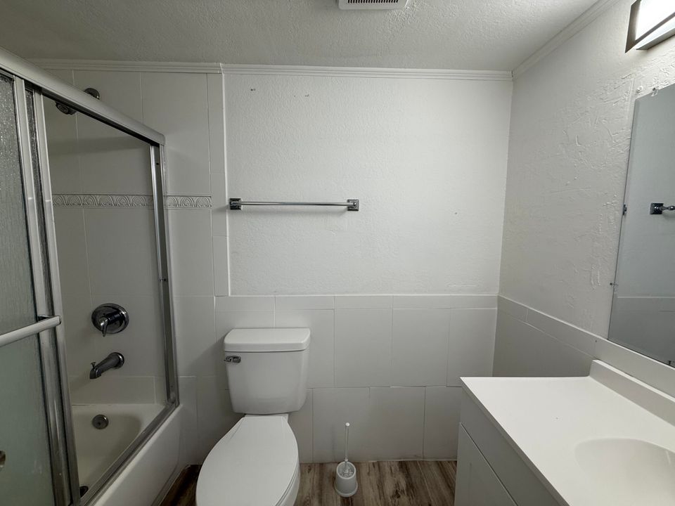 合同活跃: $200,000 (3 贝兹, 2 浴室, 1440 平方英尺)