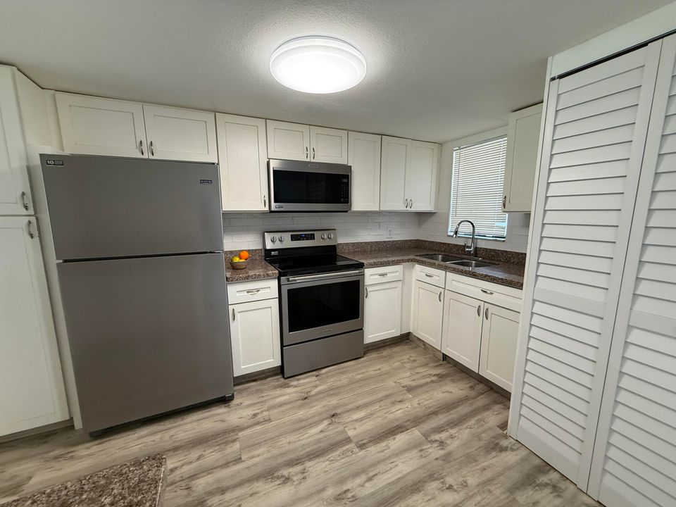 合同活跃: $200,000 (3 贝兹, 2 浴室, 1440 平方英尺)