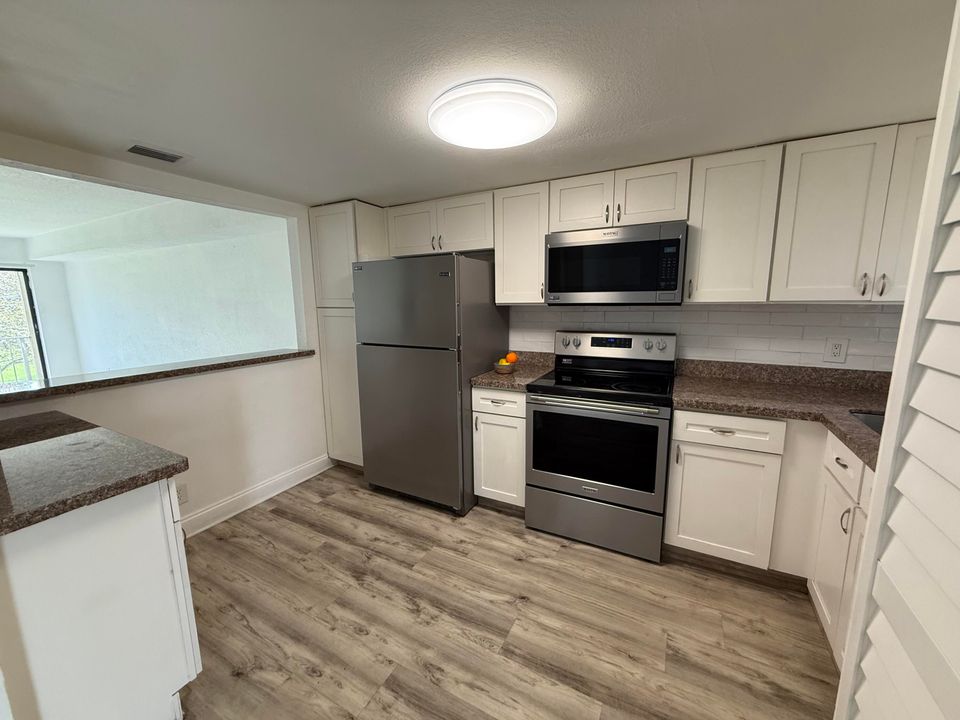 合同活跃: $200,000 (3 贝兹, 2 浴室, 1440 平方英尺)