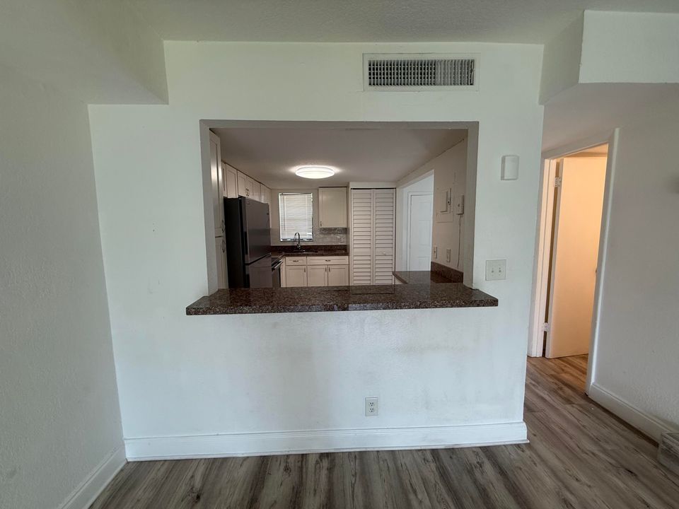 合同活跃: $200,000 (3 贝兹, 2 浴室, 1440 平方英尺)