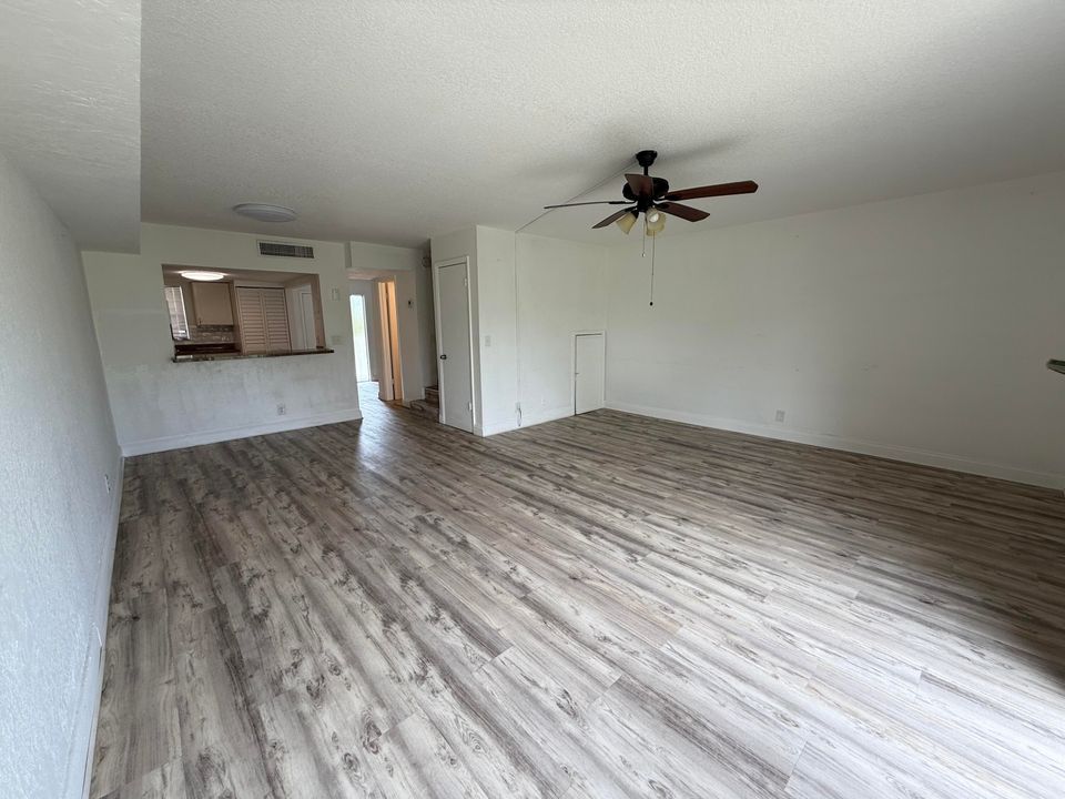 合同活跃: $200,000 (3 贝兹, 2 浴室, 1440 平方英尺)