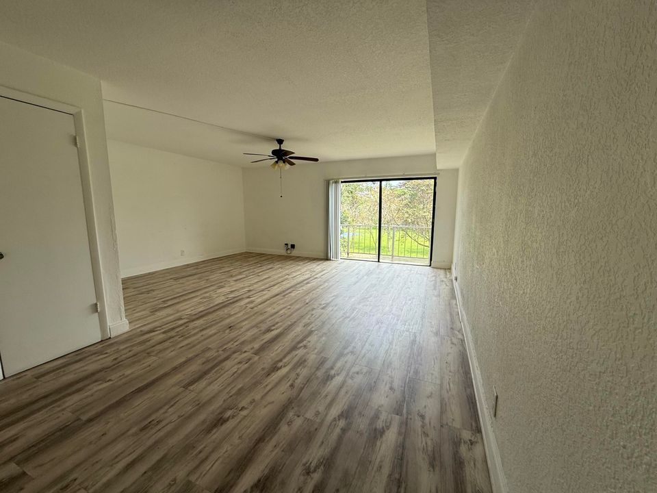 合同活跃: $200,000 (3 贝兹, 2 浴室, 1440 平方英尺)