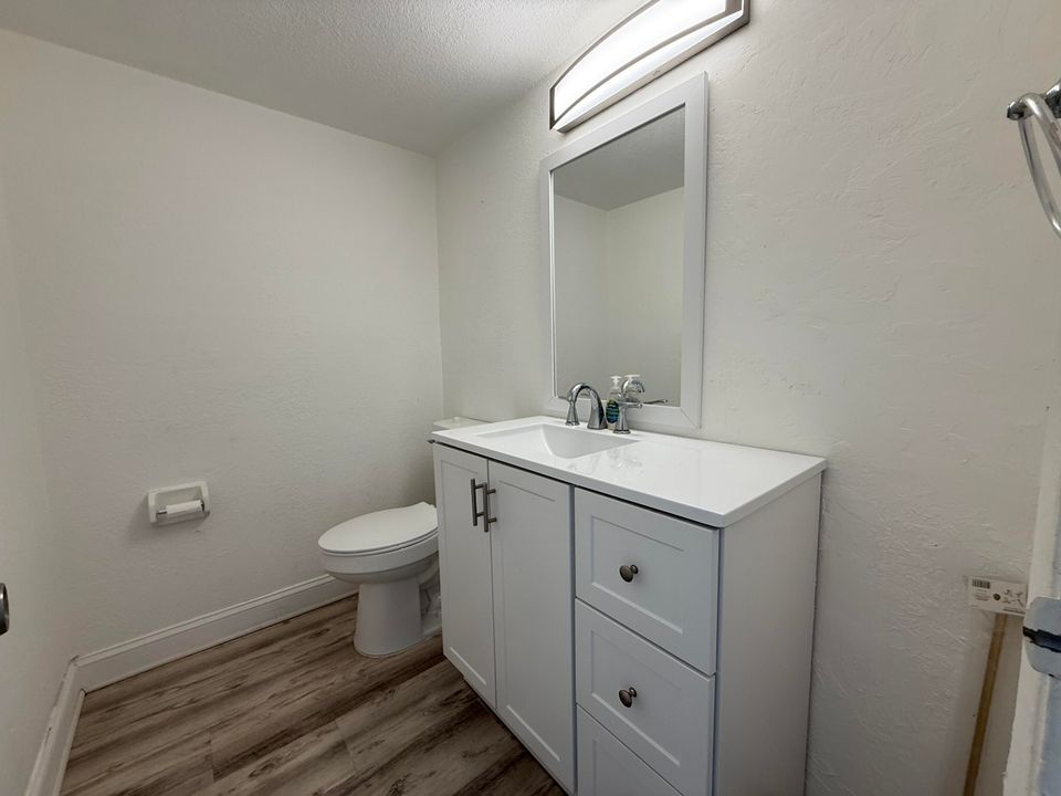 合同活跃: $200,000 (3 贝兹, 2 浴室, 1440 平方英尺)