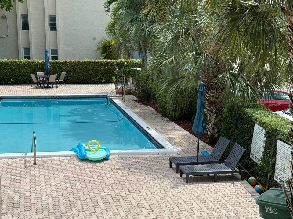 合同活跃: $200,000 (3 贝兹, 2 浴室, 1440 平方英尺)