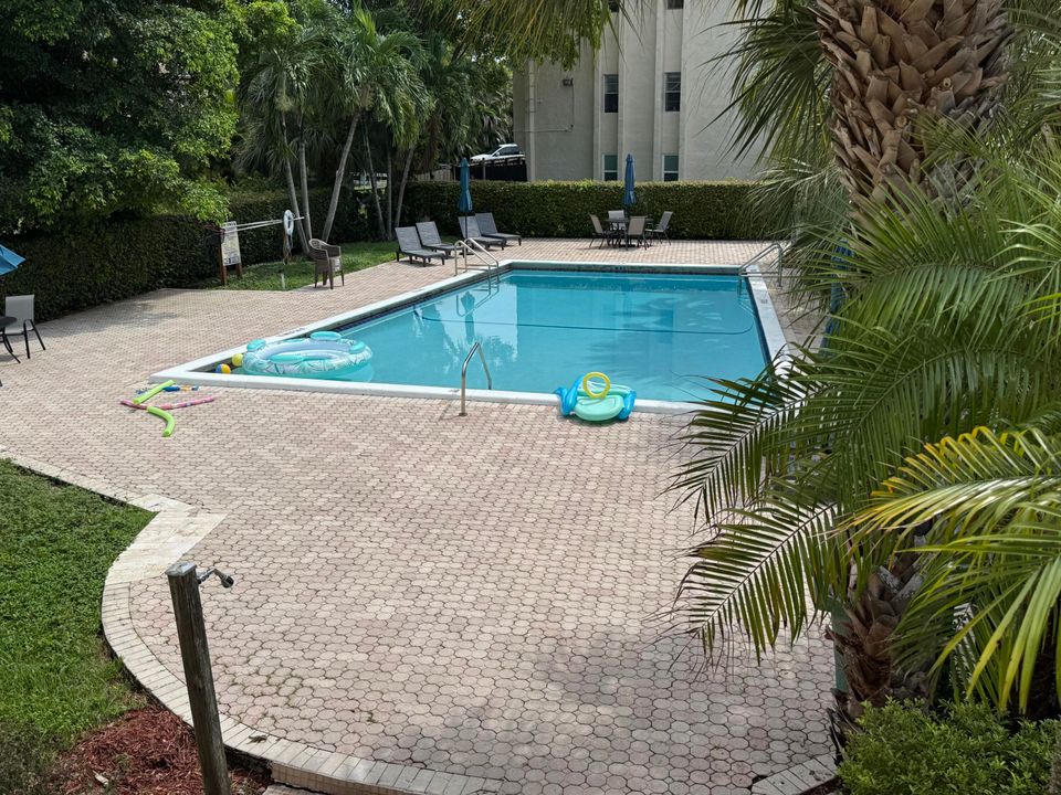 合同活跃: $200,000 (3 贝兹, 2 浴室, 1440 平方英尺)