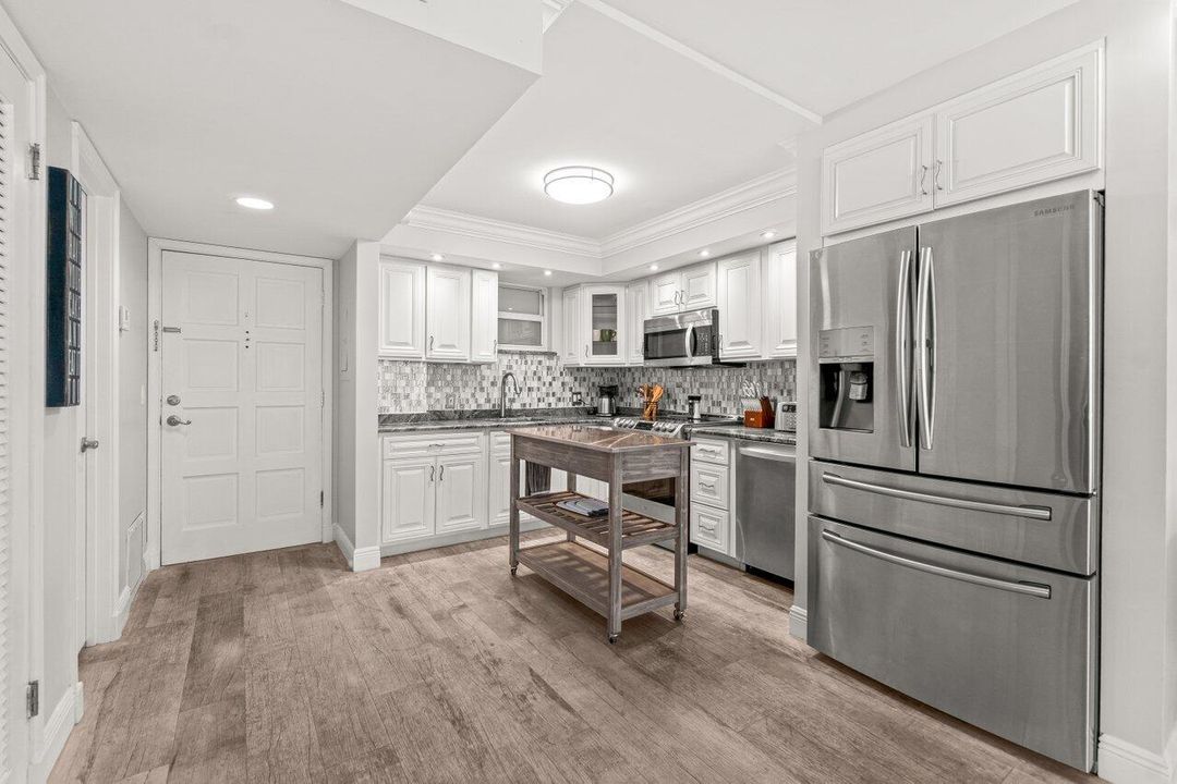 Active With Contract: $4,200 (1 beds, 1 baths, 800 Square Feet)