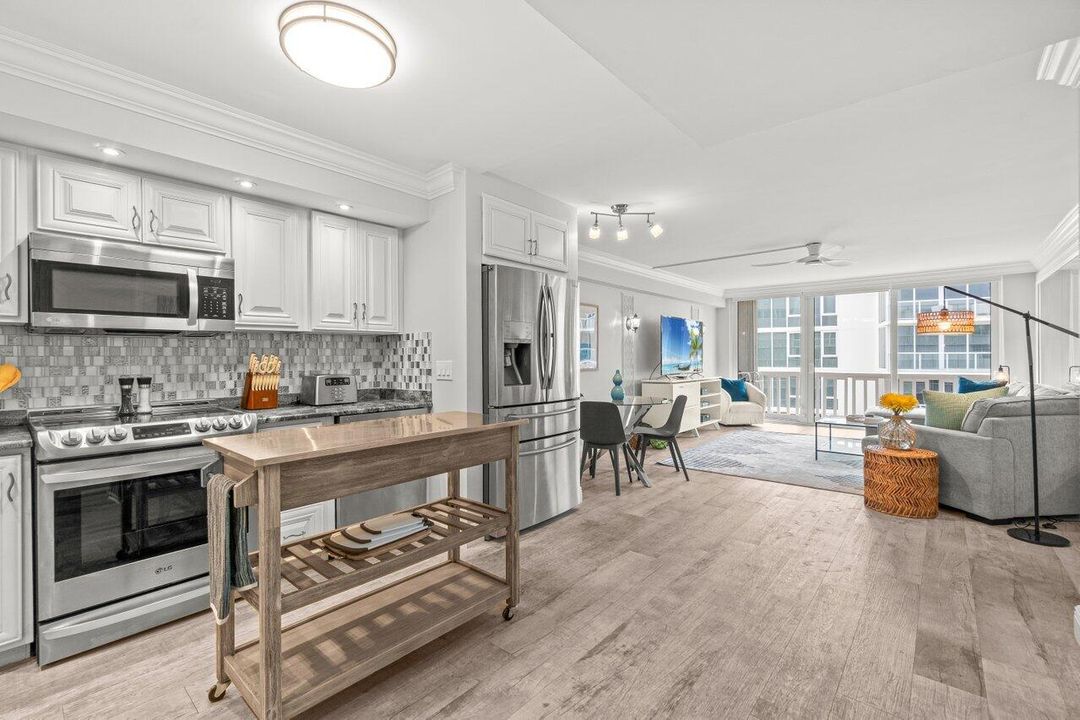 Active With Contract: $4,200 (1 beds, 1 baths, 800 Square Feet)