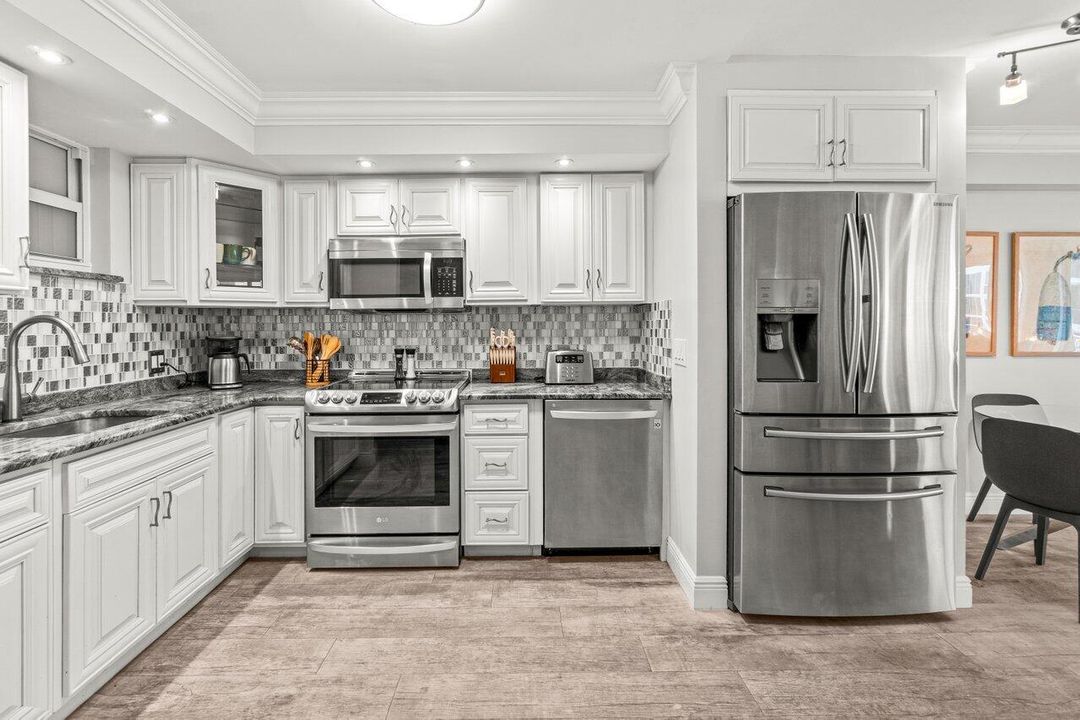 Active With Contract: $4,200 (1 beds, 1 baths, 800 Square Feet)