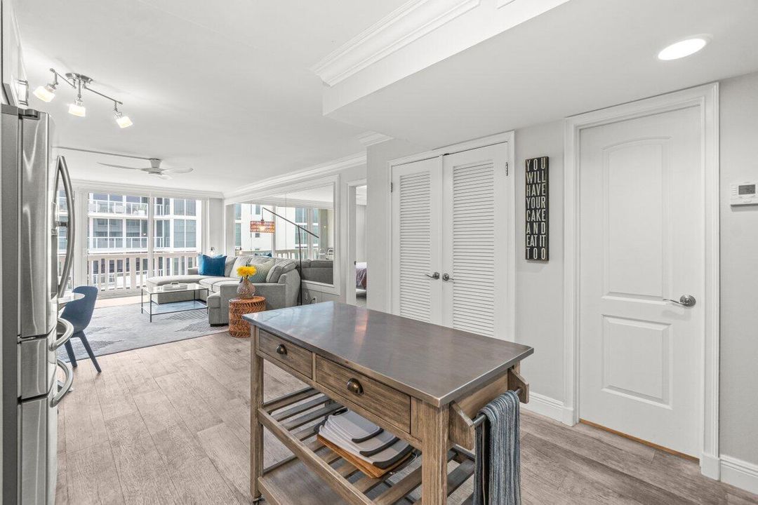 Active With Contract: $4,200 (1 beds, 1 baths, 800 Square Feet)