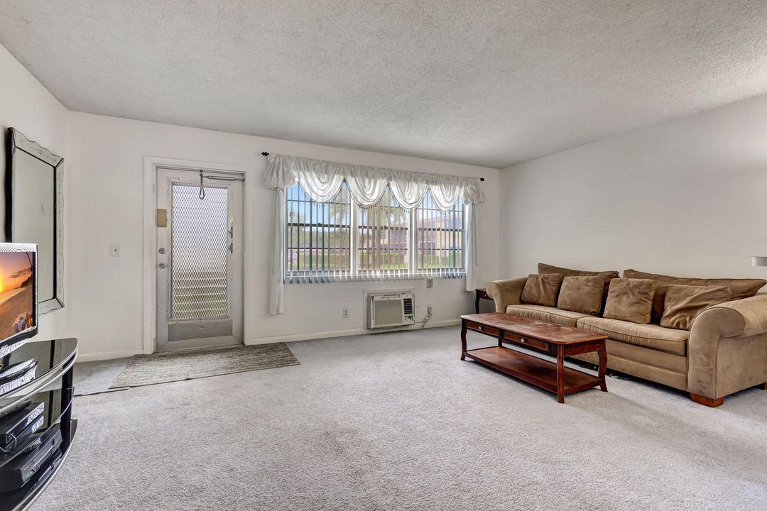 For Sale: $85,000 (1 beds, 1 baths, 684 Square Feet)