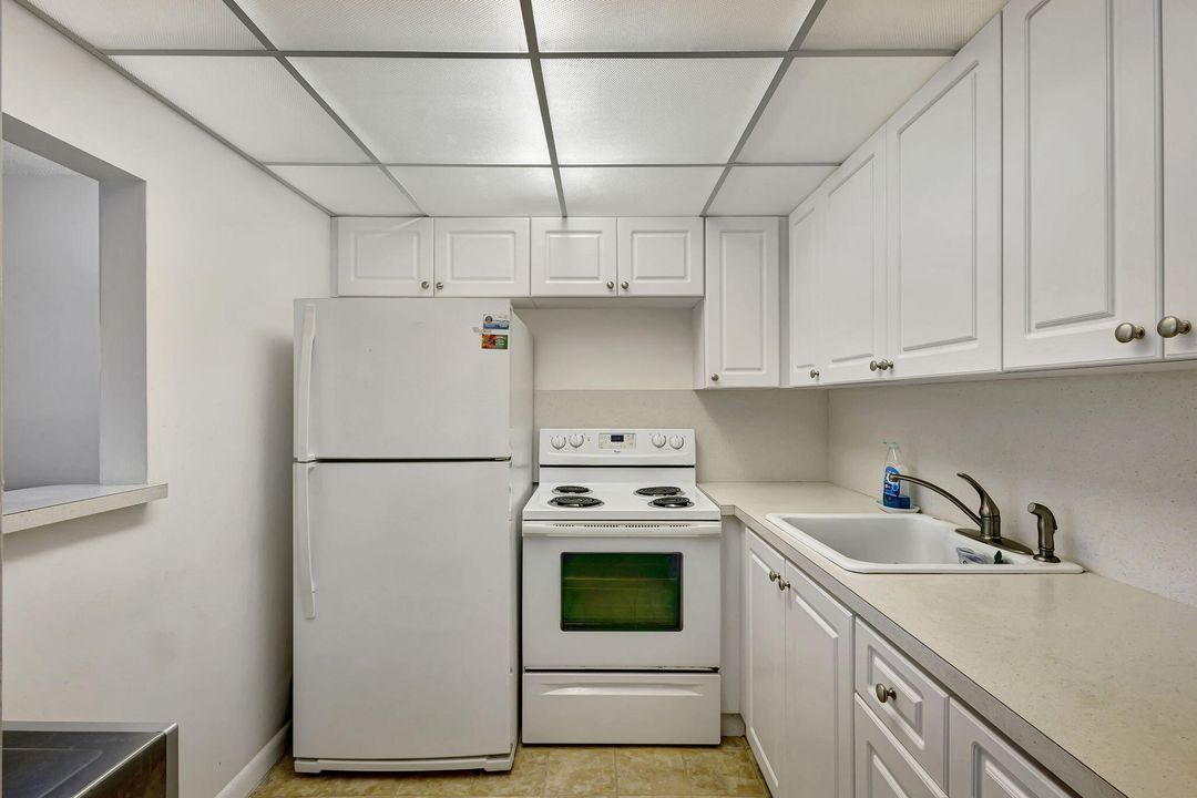 For Sale: $85,000 (1 beds, 1 baths, 684 Square Feet)