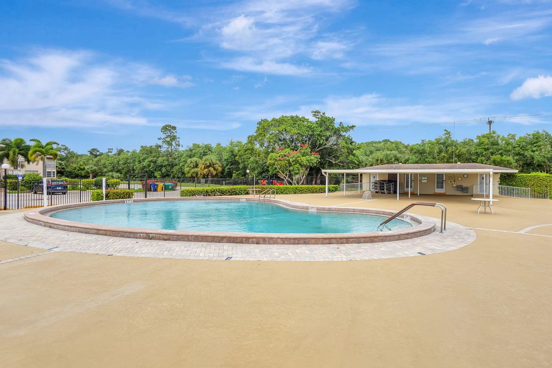 For Sale: $85,000 (1 beds, 1 baths, 684 Square Feet)