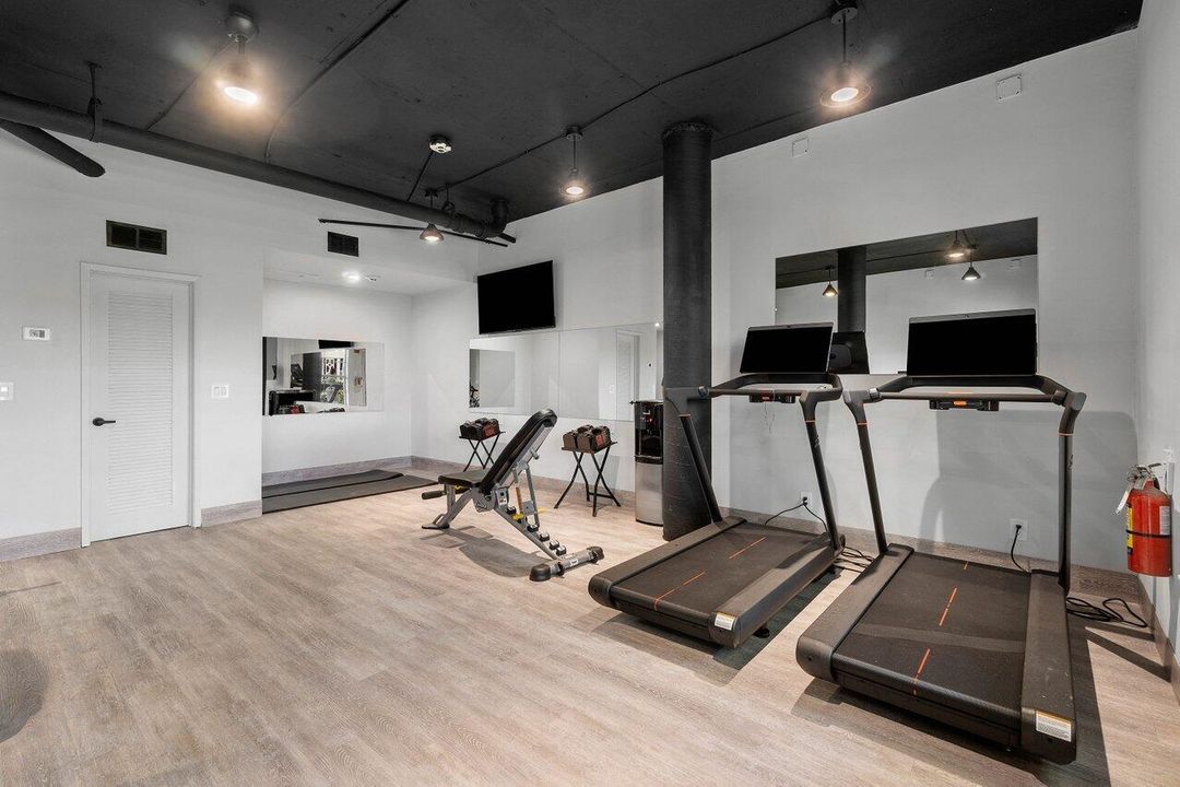 Active With Contract: $4,200 (1 beds, 1 baths, 800 Square Feet)