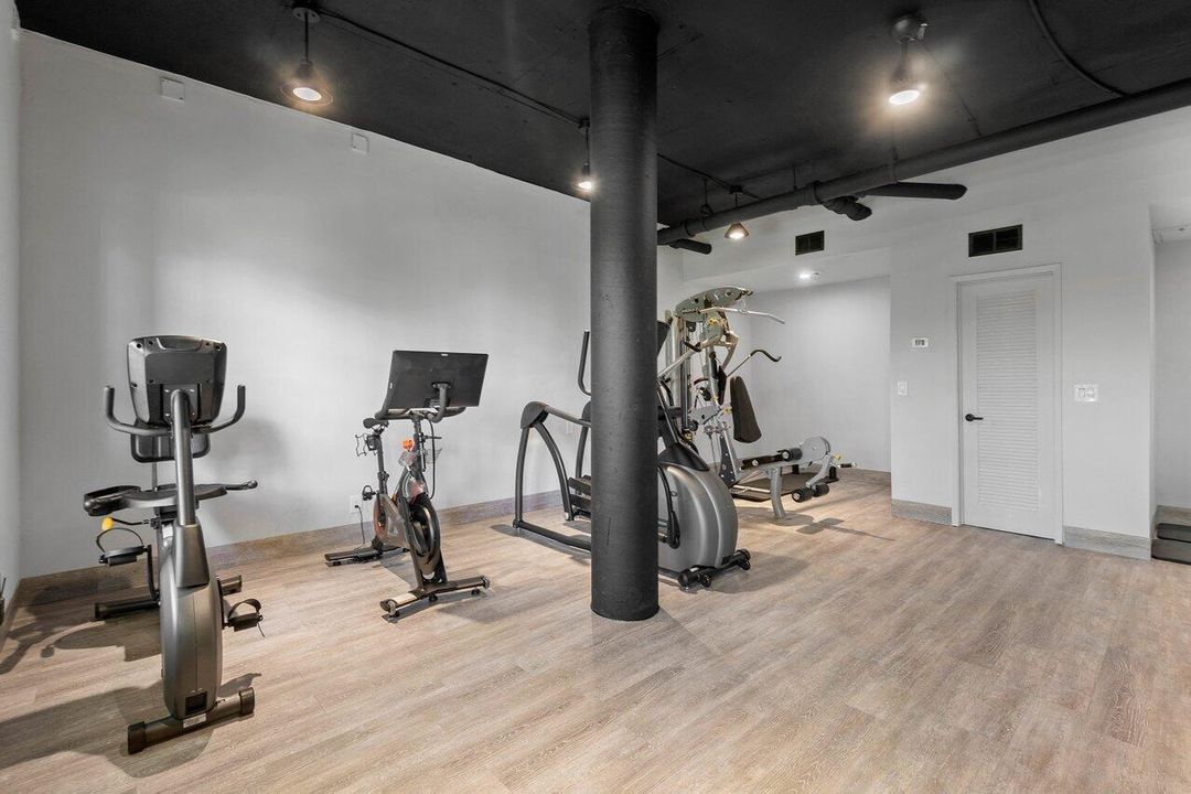 Active With Contract: $4,200 (1 beds, 1 baths, 800 Square Feet)