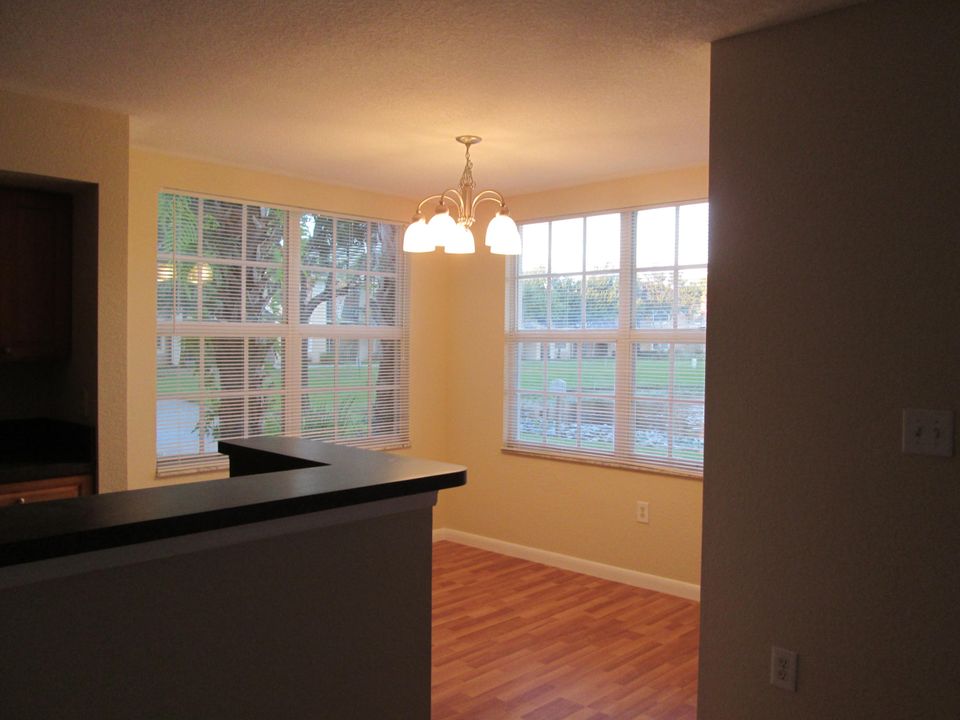 合同活跃: $1,950 (1 贝兹, 1 浴室, 787 平方英尺)