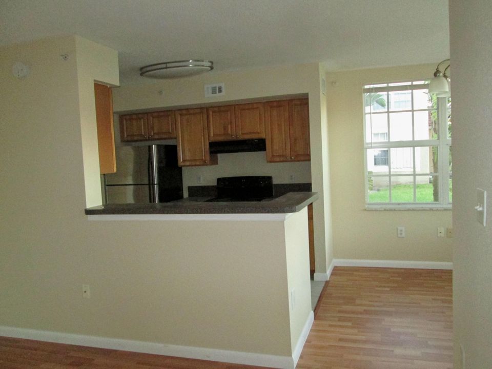 合同活跃: $1,950 (1 贝兹, 1 浴室, 787 平方英尺)