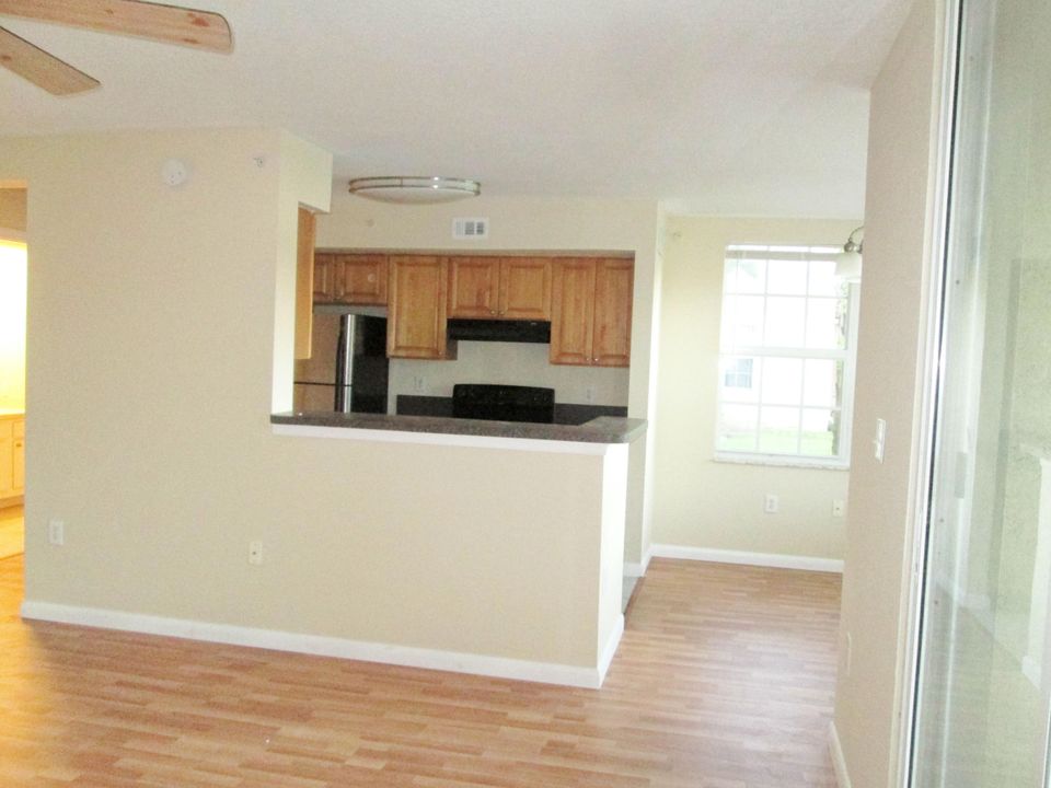 合同活跃: $1,950 (1 贝兹, 1 浴室, 787 平方英尺)