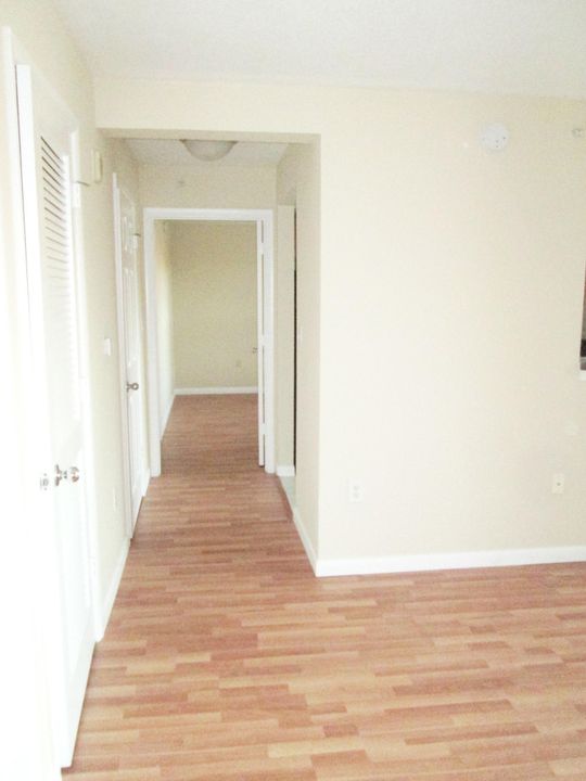 合同活跃: $1,950 (1 贝兹, 1 浴室, 787 平方英尺)