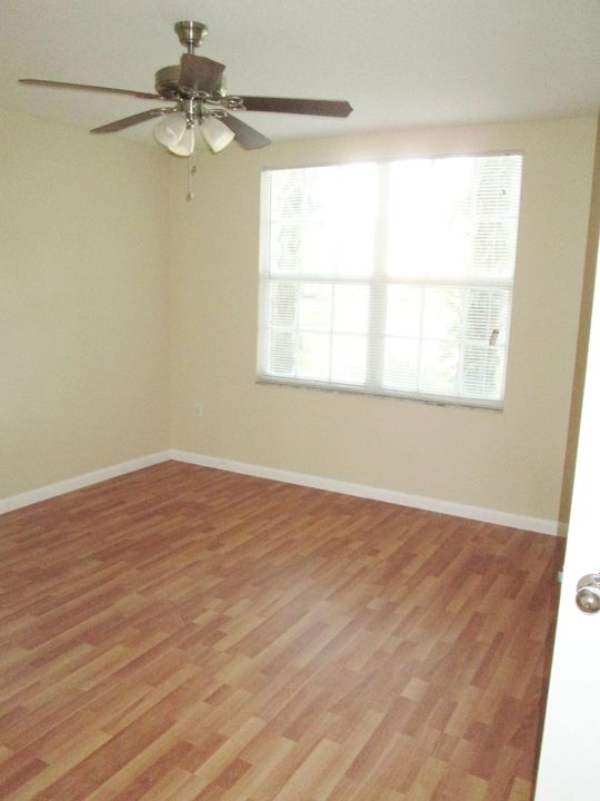 合同活跃: $1,950 (1 贝兹, 1 浴室, 787 平方英尺)