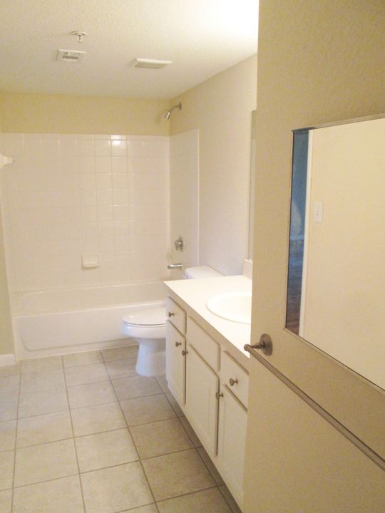 合同活跃: $1,950 (1 贝兹, 1 浴室, 787 平方英尺)