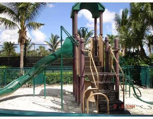 合同活跃: $1,950 (1 贝兹, 1 浴室, 787 平方英尺)