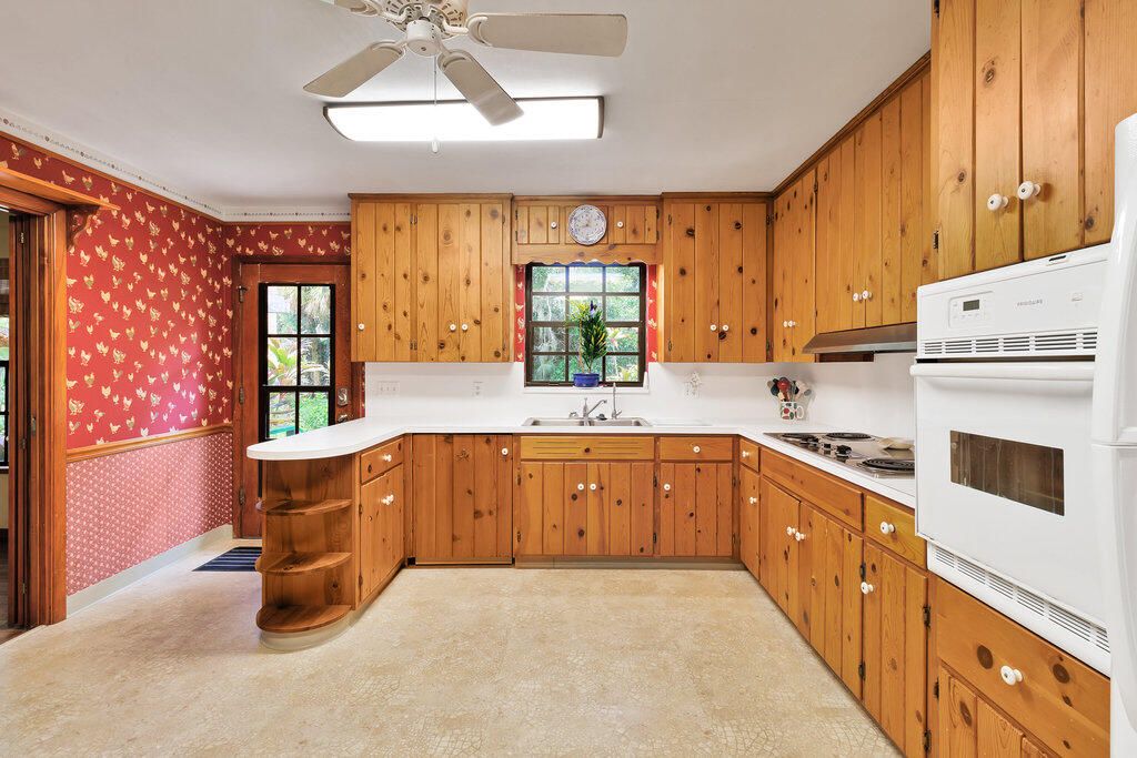 Active With Contract: $479,000 (4 beds, 2 baths, 2214 Square Feet)