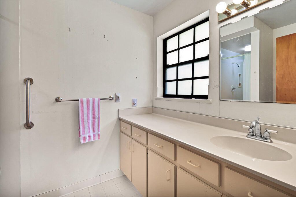 Active With Contract: $479,000 (4 beds, 2 baths, 2214 Square Feet)