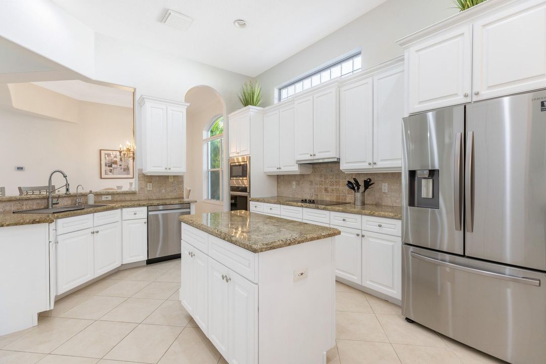 En Venta: $949,000 (3 camas, 3 baños, 3016 Pies cuadrados)