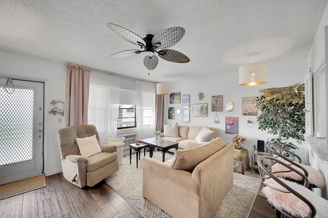 For Sale: $69,500 (1 beds, 1 baths, 570 Square Feet)