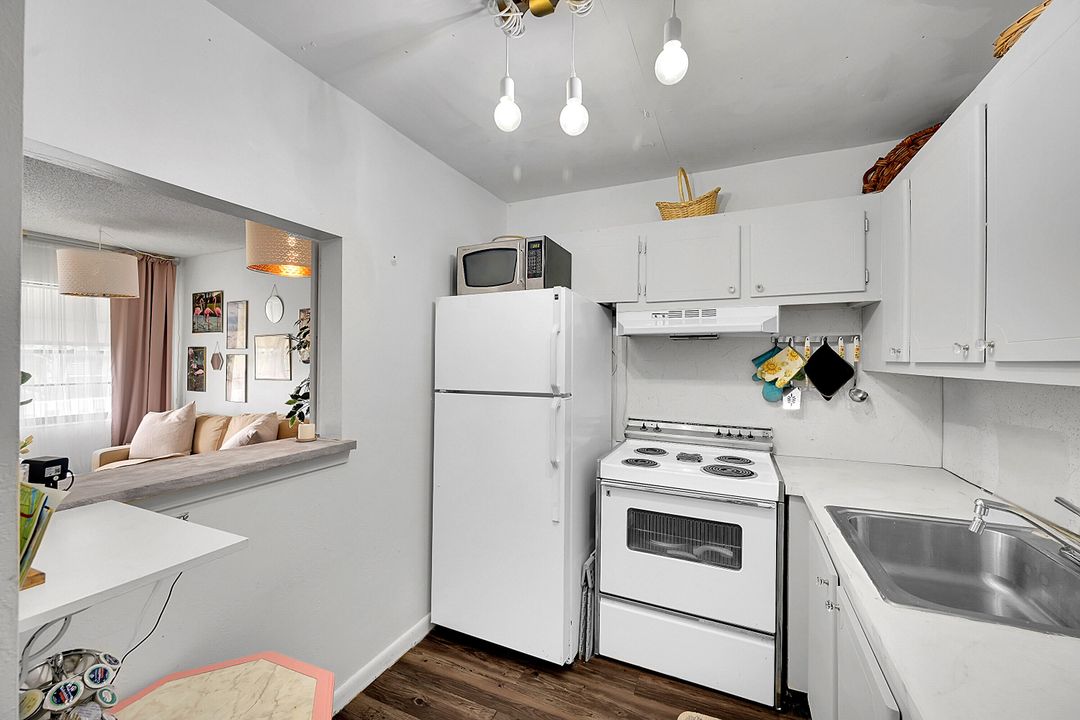 For Sale: $69,500 (1 beds, 1 baths, 570 Square Feet)