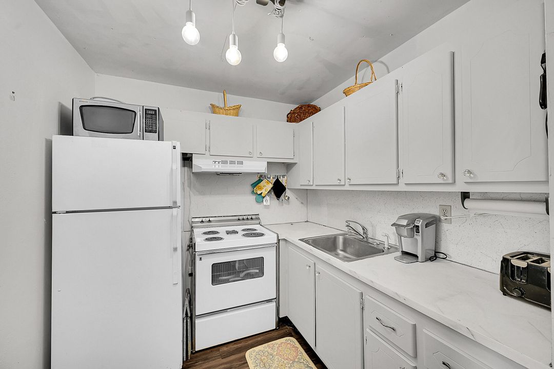 For Sale: $69,500 (1 beds, 1 baths, 570 Square Feet)