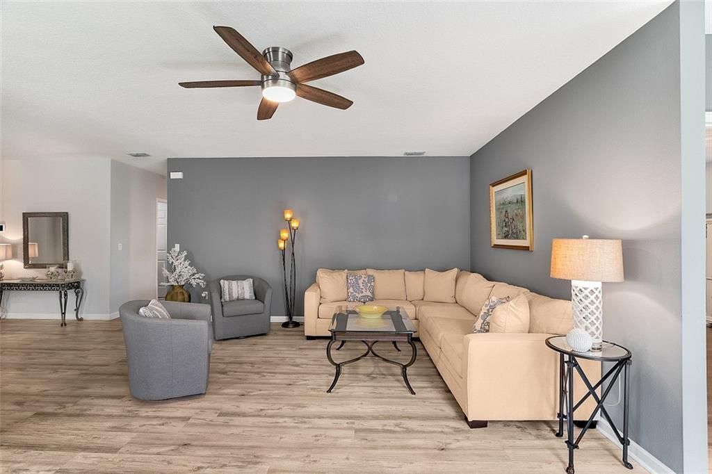 Activo con contrato: $379,900 (3 camas, 2 baños, 1736 Pies cuadrados)