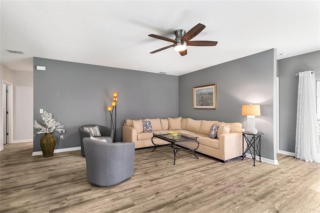 Activo con contrato: $379,900 (3 camas, 2 baños, 1736 Pies cuadrados)